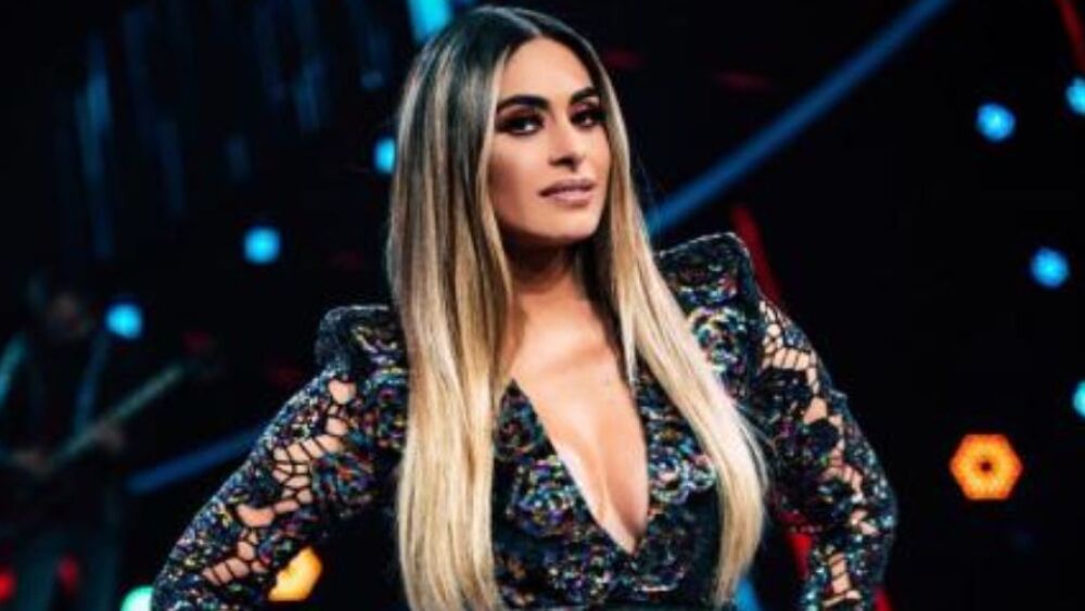 Galilea Montijo le pinta el cabello azul a su hijo. Foto: Archivo