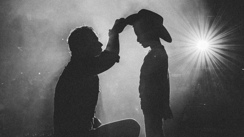 Christian Nodal y niño