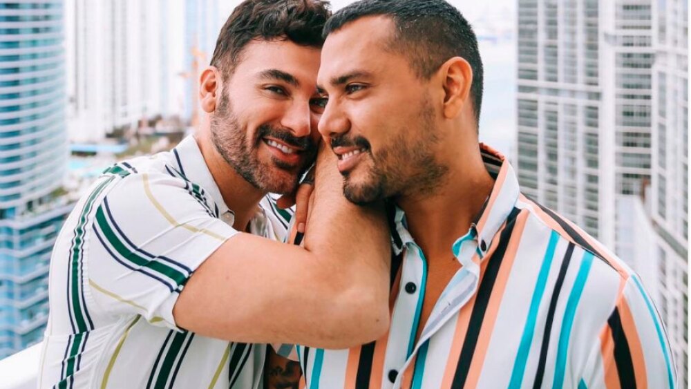 Fotos de las 2 bodas de Mauricio Mejía con su novio Enrique Guzmán