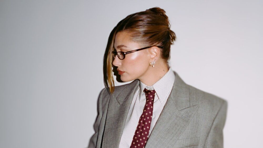 Hailey Bieber usa el traje de vestir oversize que popularizó Julia Roberts en los años 90