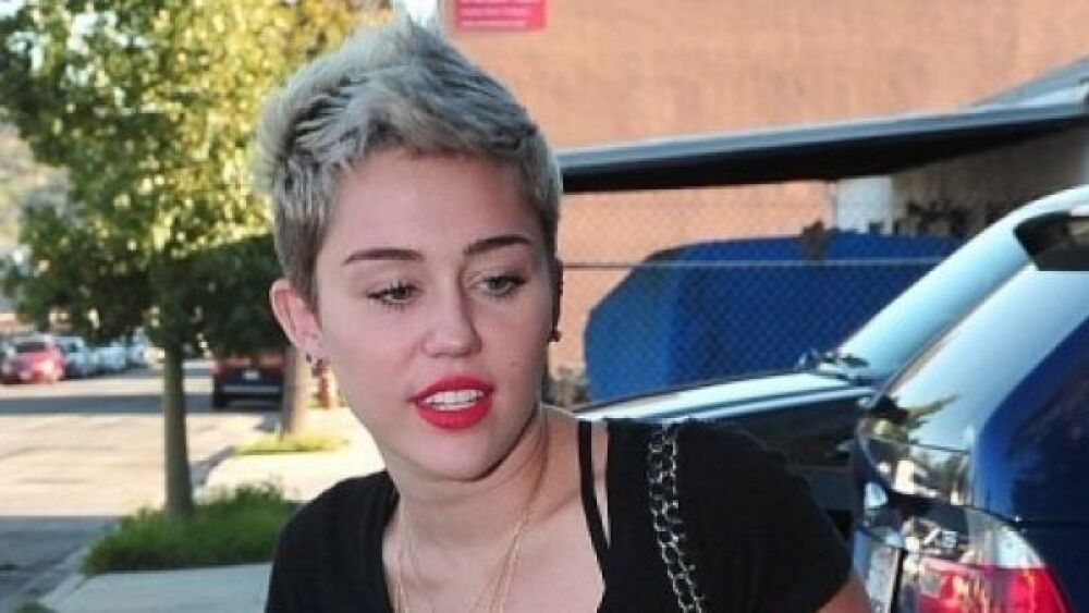 Miley Cyrus ahora con el pelo gris