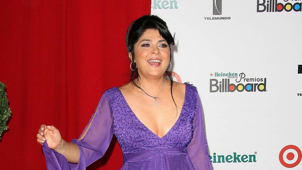 Victoria Ruffo en una alfombra roja.