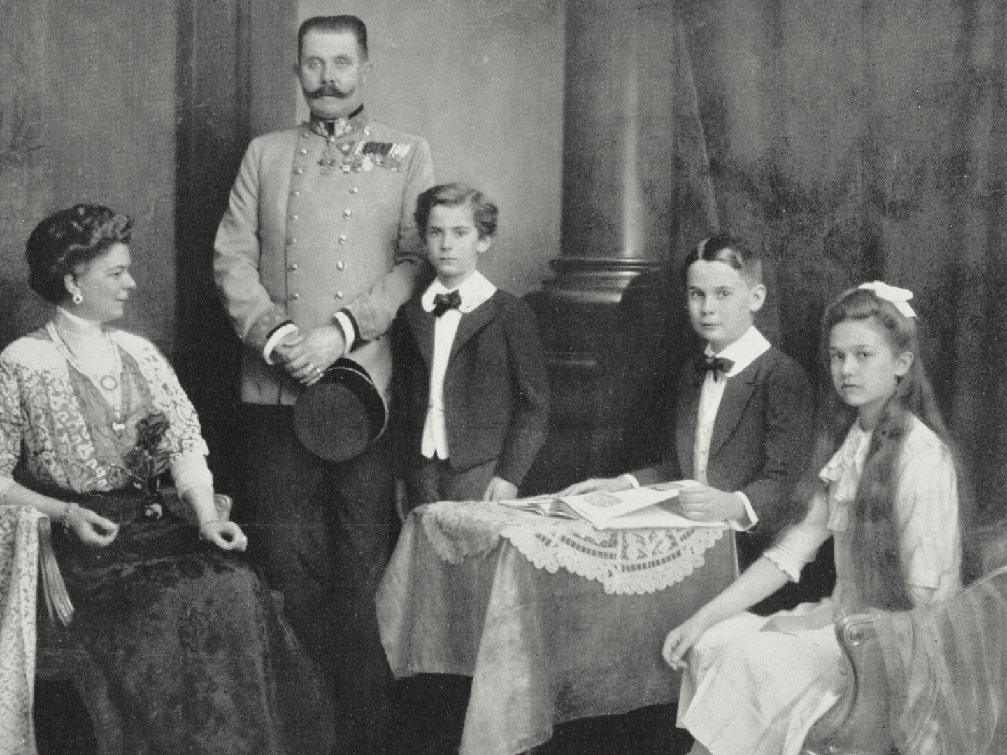 La trágica vida de Sofía de Hohenberg la hija del archiduque cuyo destino cambió tras el asesinato de sus padres en Sarajevo.png