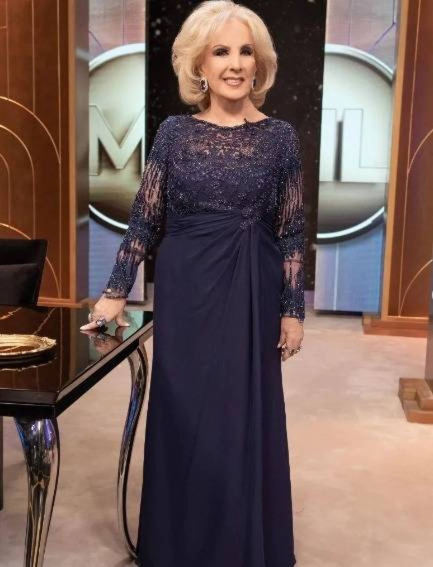 Luis-Miguel-le-dio-un-beso-y-una-rosa-a-Mirtha-Legrand-famosa-actriz-y-conductora-argentina.jpg