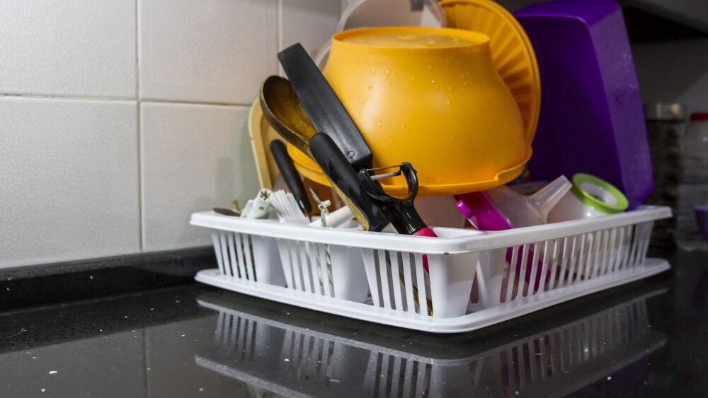 Escurridor de trastes con moho aprende a limpiarlo