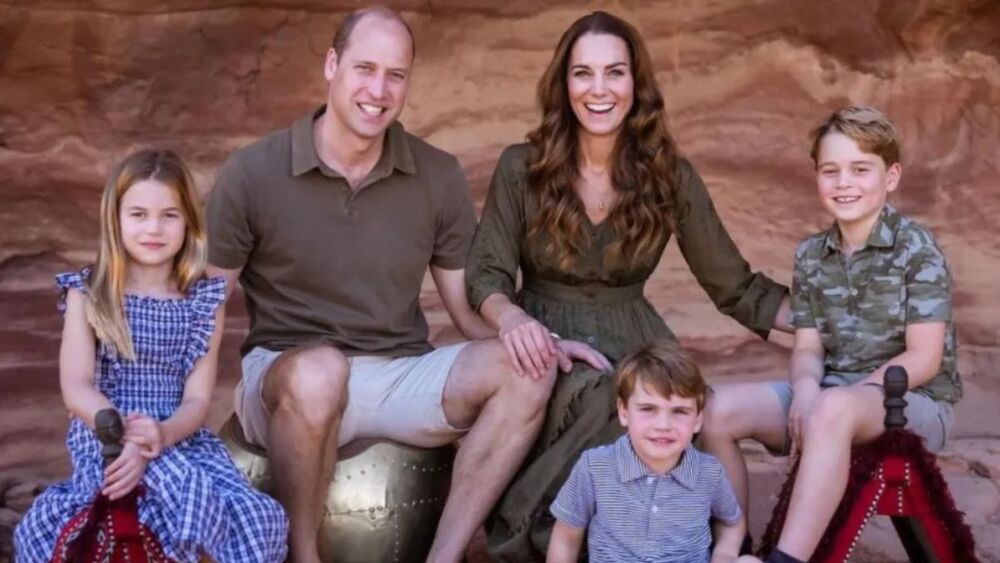 Príncipe William y Kate Middleton con sus tres hijos.jpg