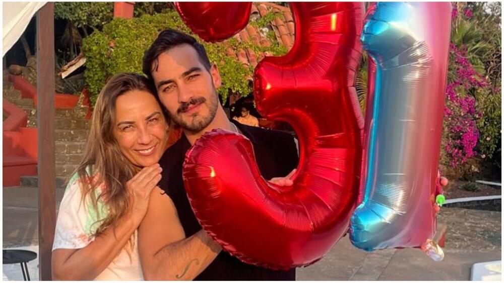 consuelo duval y su hijo.jpg