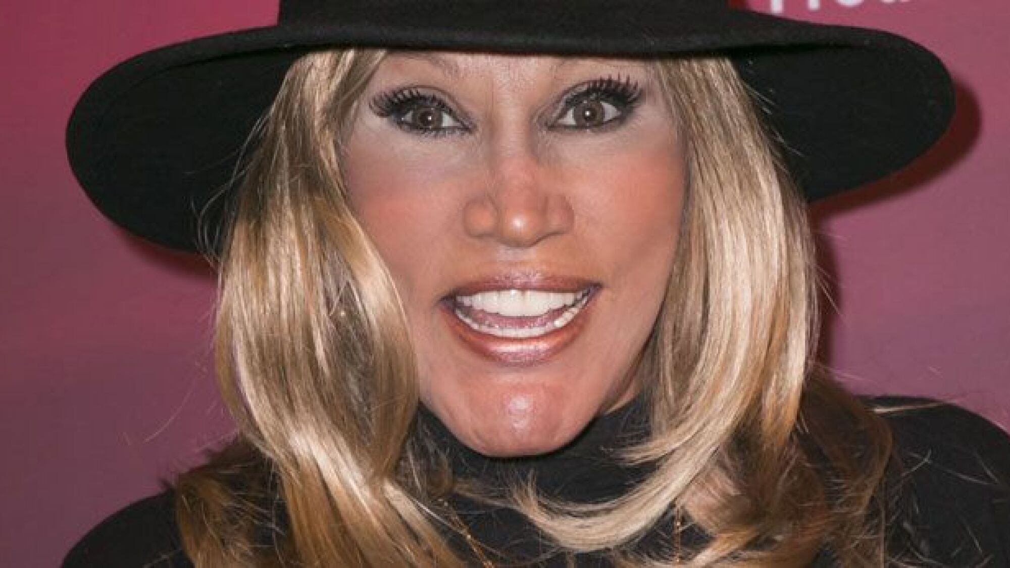 ¡A Laura León le quisieron fotografiar el tesorito en baño público!