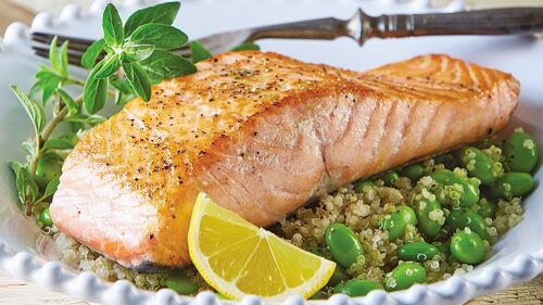 Salmón con quinoa y edamame