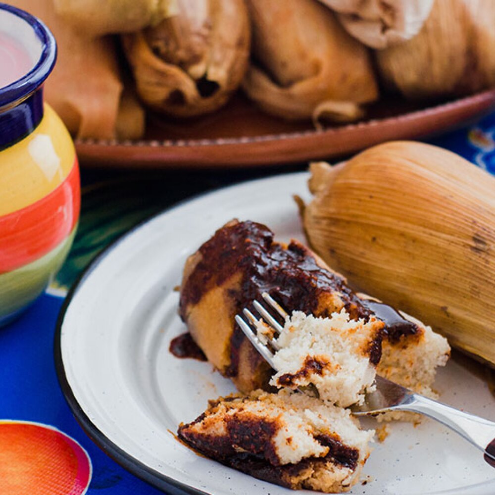 Tamales de mole con pollo