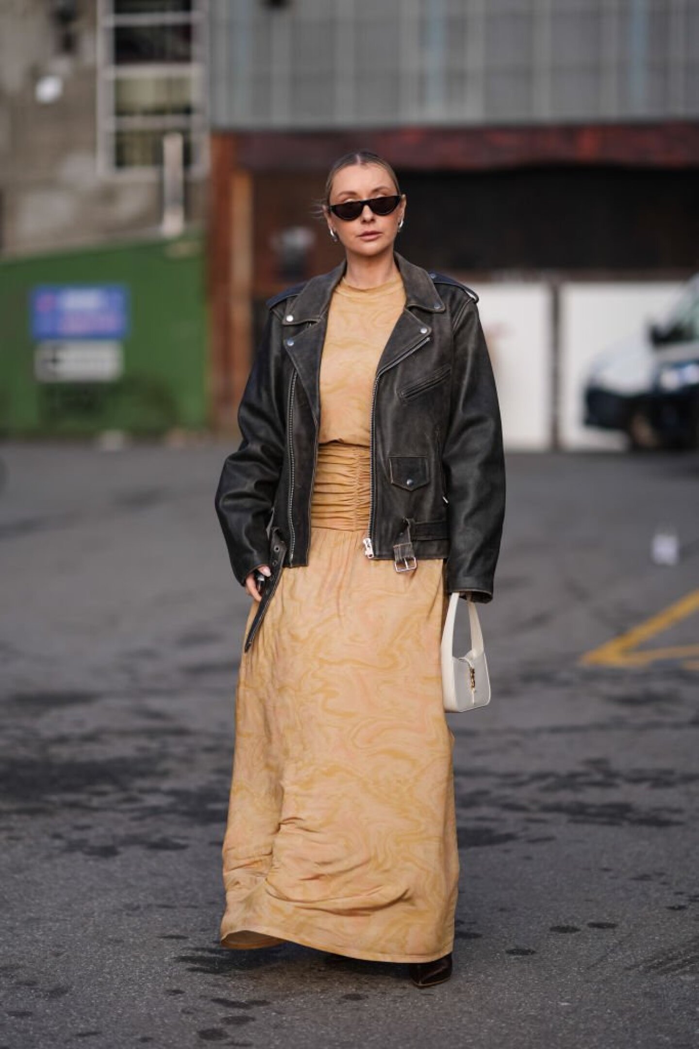 Cómo vestir chaquetas con falda según el street style de Copenhague este 2024