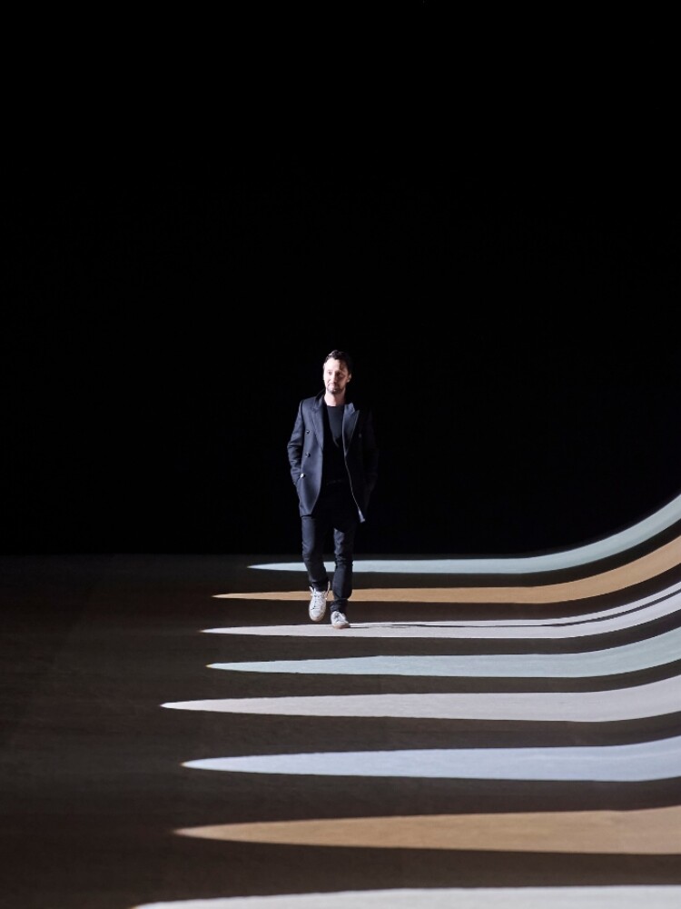 director creativo de saint laurent, saint laurent, firma de moda,desfile, semana de la moda de parís