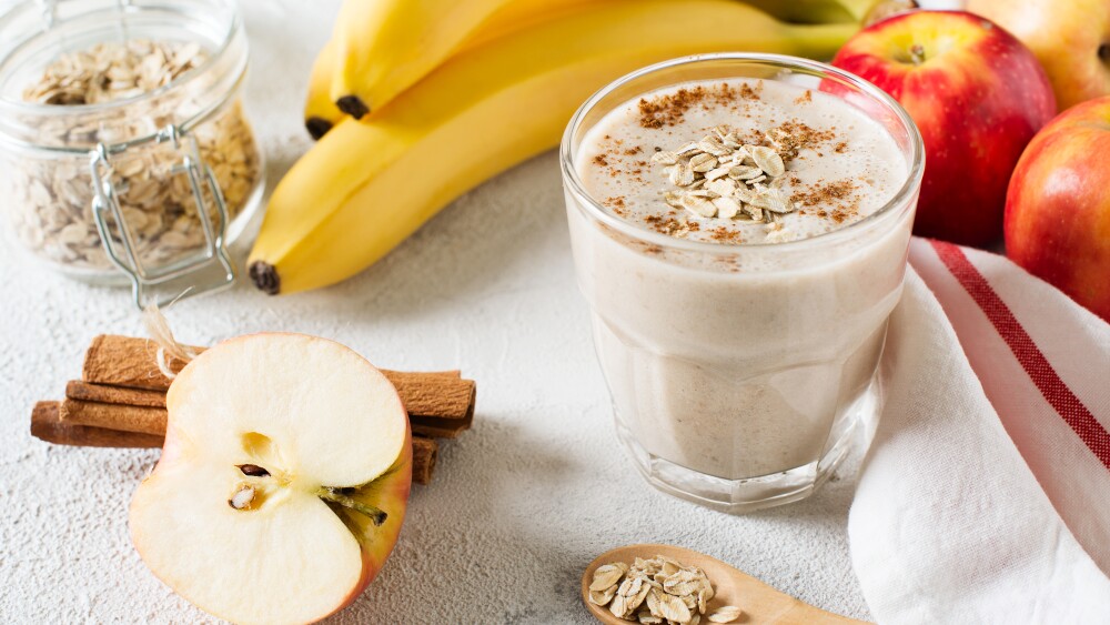 Apple and banana oatmeal smoothie raw helthy breakfast