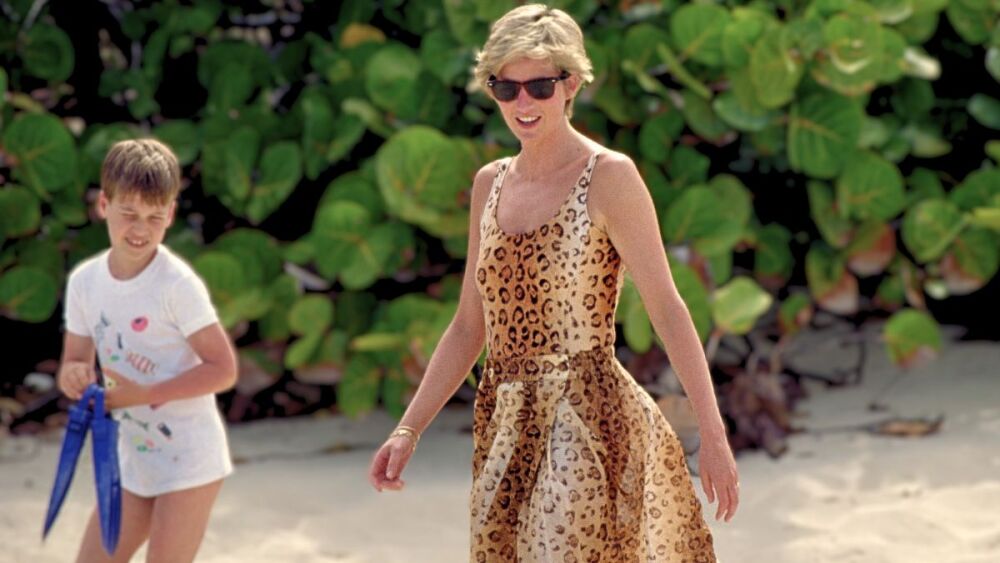 5 peças da vestuário que Lady Di usou e estão em alta no verão de 2024 Princesa Diana Wales Lady Di leopardo maiô praia 1990.jpeg