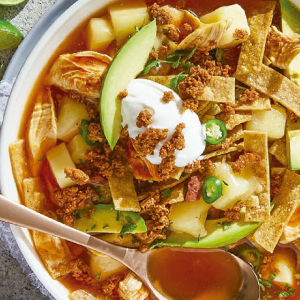 Sopa de pollo en caldo rojo