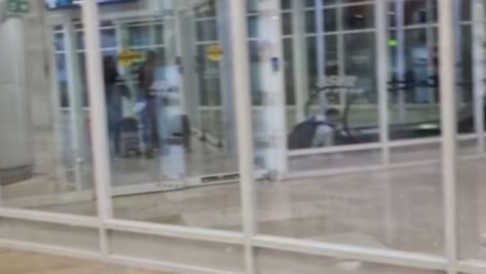 JOVEN SE ATORA EN LAS ESCALERAS ELÉCTRICAS Y LO REGAÑA SU MAMÁ.jpg