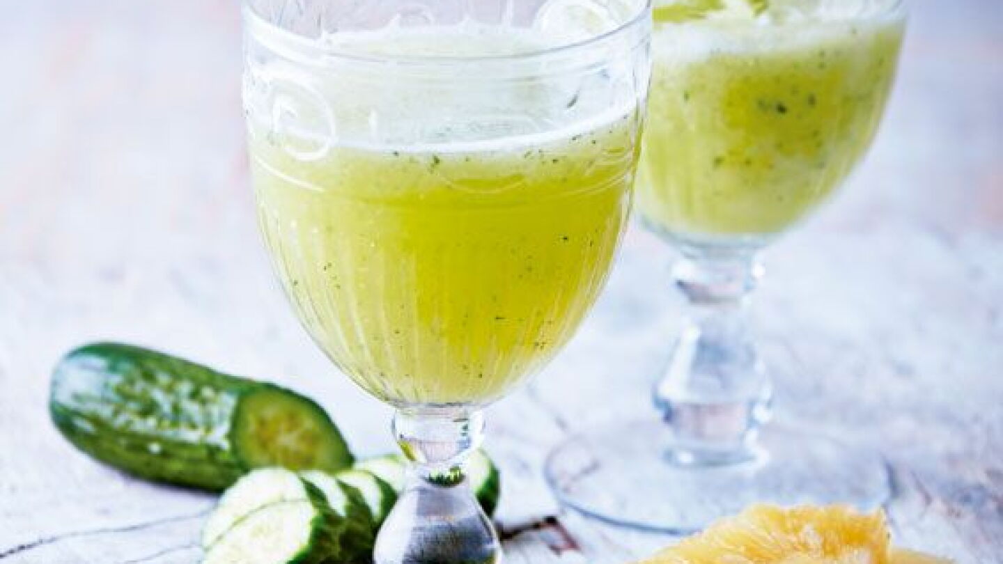 Agua de piña con pepino y lima
