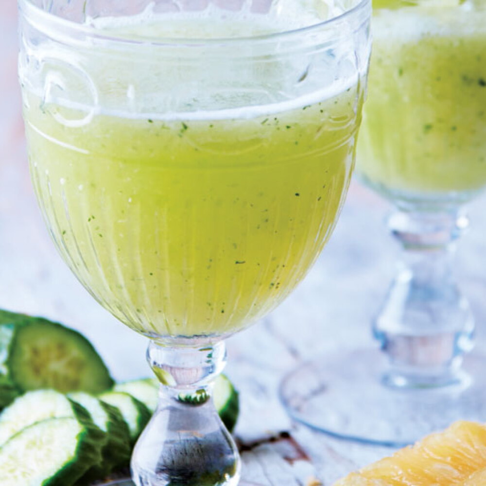 Refrescante agua de piña con pepino y lima