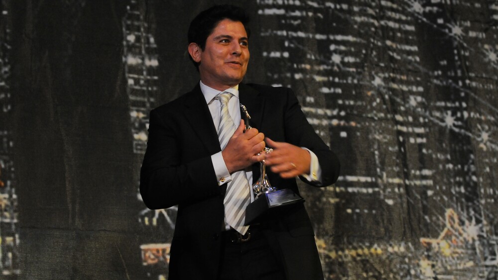 Ernesto Laguardia en la ceremonia de los IPTC Awards.