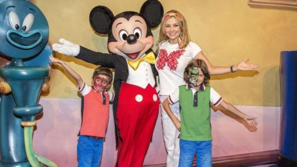 Aracely Arámbula con sus hijos Miguel y Daniel. Foto: Twitter