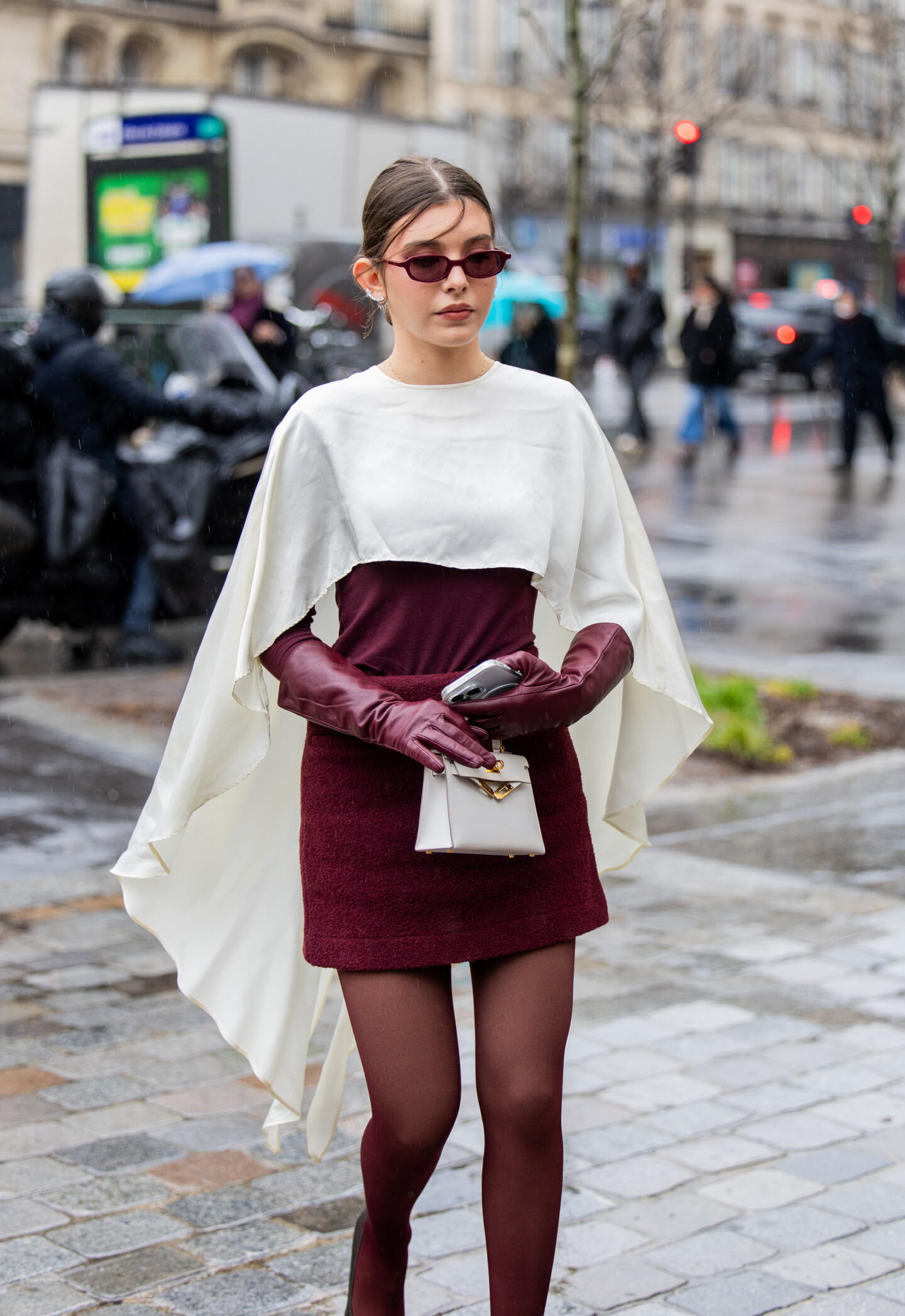 Fistic Color Emily Ratajkowski confirma que el burgundy será el color clave también ...