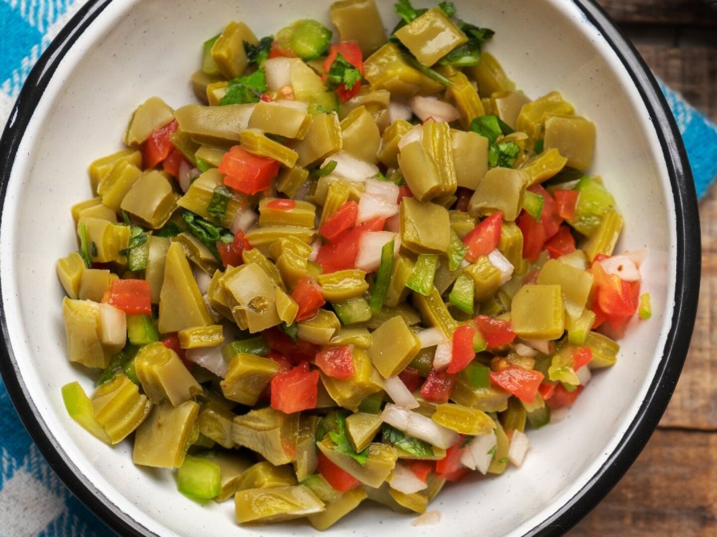 ensalada-de-nopales-con-cebolla-receta-facil-y-rapida.jpeg