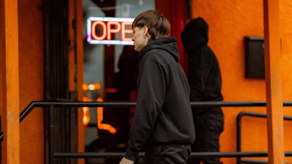 peso pluma interpreta a un cocinero