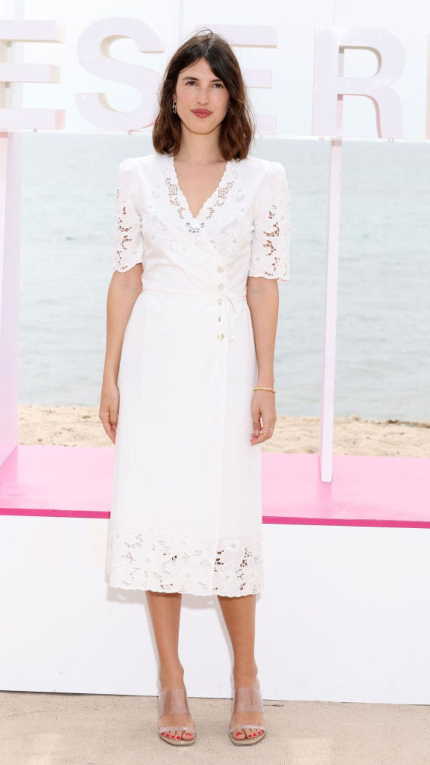street style vestido envolvente blanco broquelado sandalias transparentes primavera 2024.jpeg