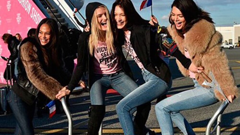 ¡Así fue la increíble llegada de las modelos de Victoria's Secret a Paris!