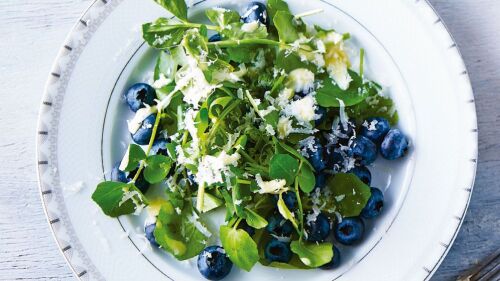 Ensalada de moras y berros con parmesano