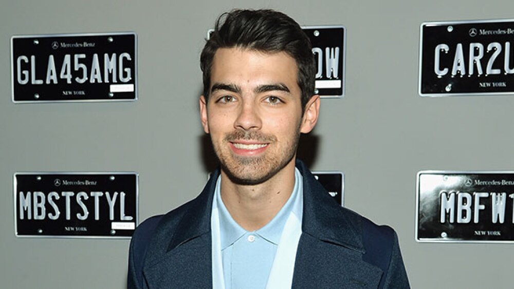 Joe Jonas vive preocupado por Selena Gomez