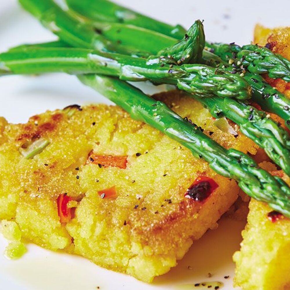 Polenta crujiente con espárragos sin gluten