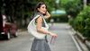 street style corte bob bolsa blanca bebida café smoothie colageno.jpeg
