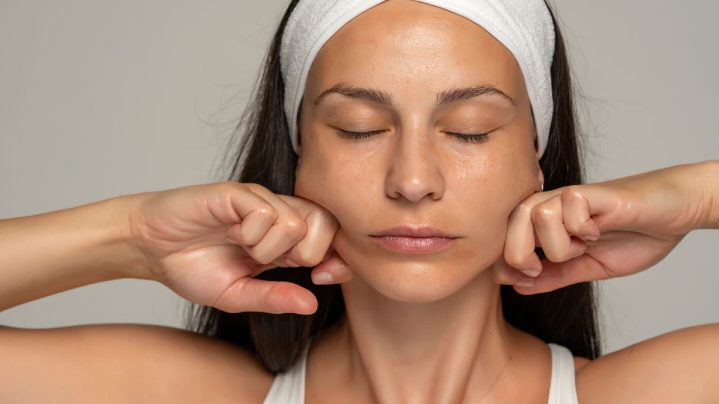 Masajes faciales para quitar la papada: cómo hacerlo en tu rutina nocturna