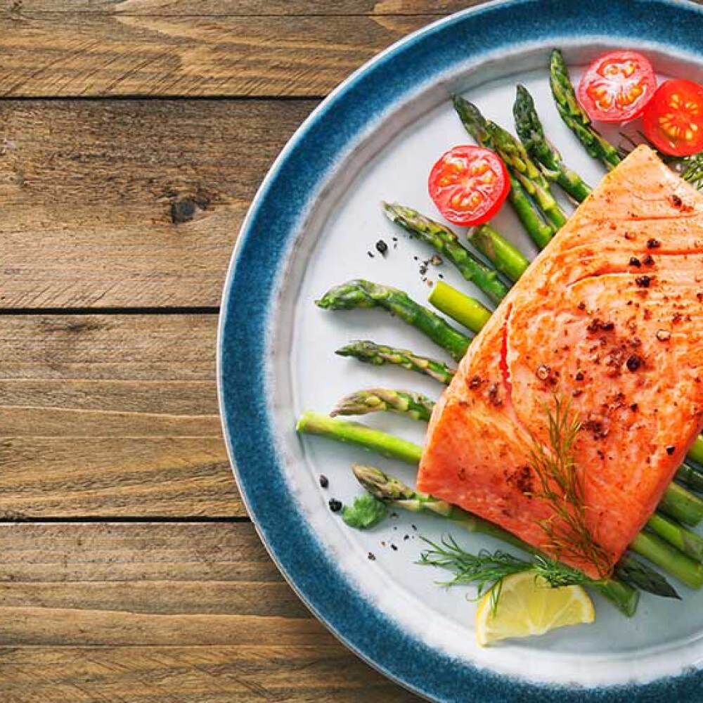 Salmón con ensalada de espárragos para la salud de tu corazón