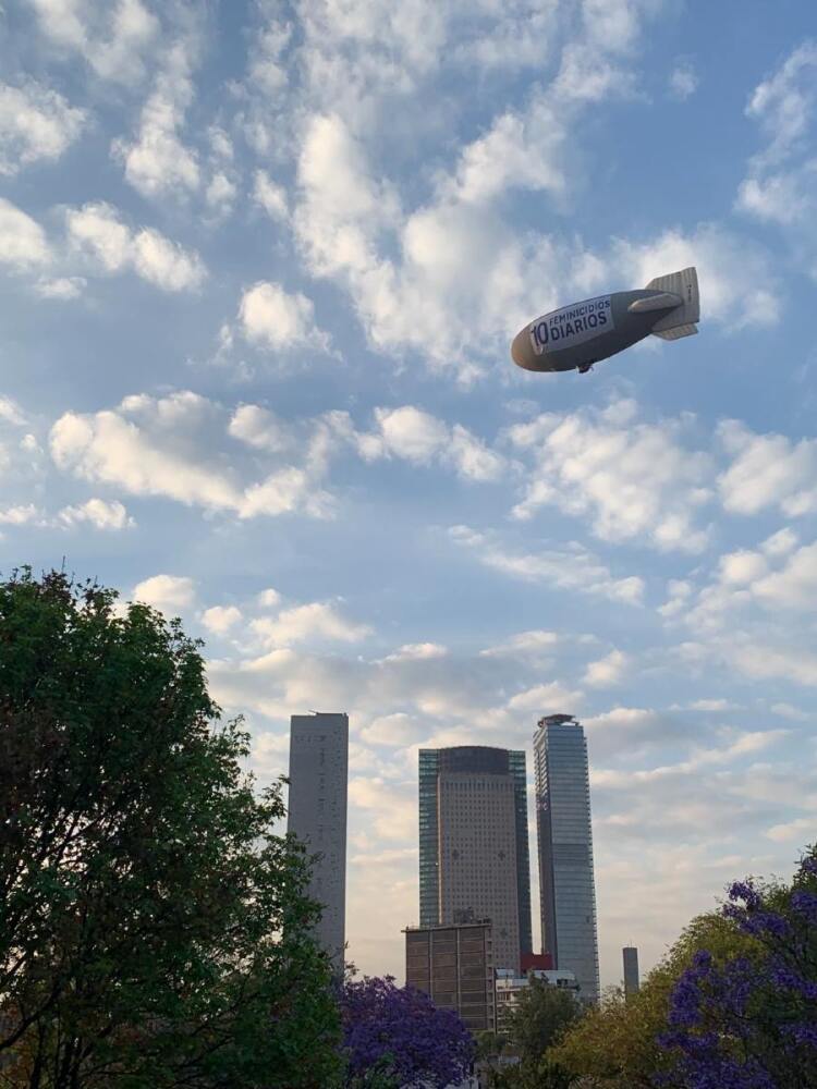 Dirigible exhibe 10 feminicidios diarios en México