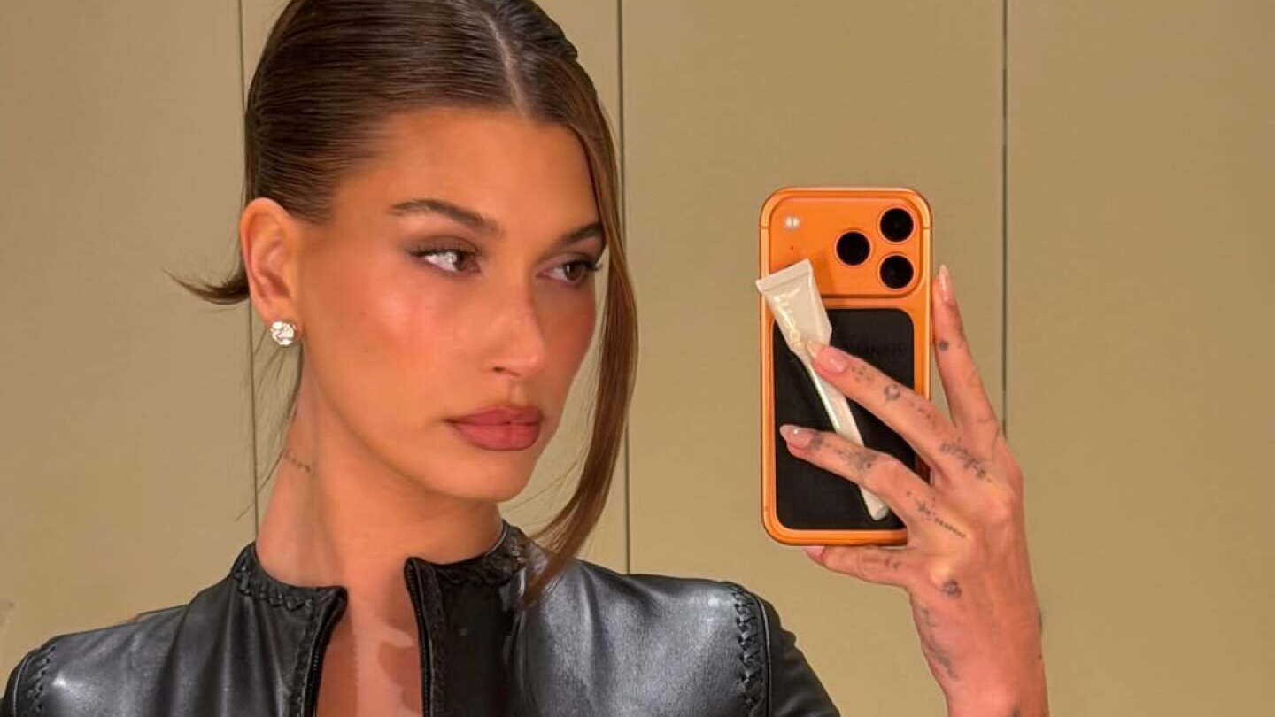 Hailey Que Hailey Bieber celebra sus 29 años con un diseño vintage de Versace que ...