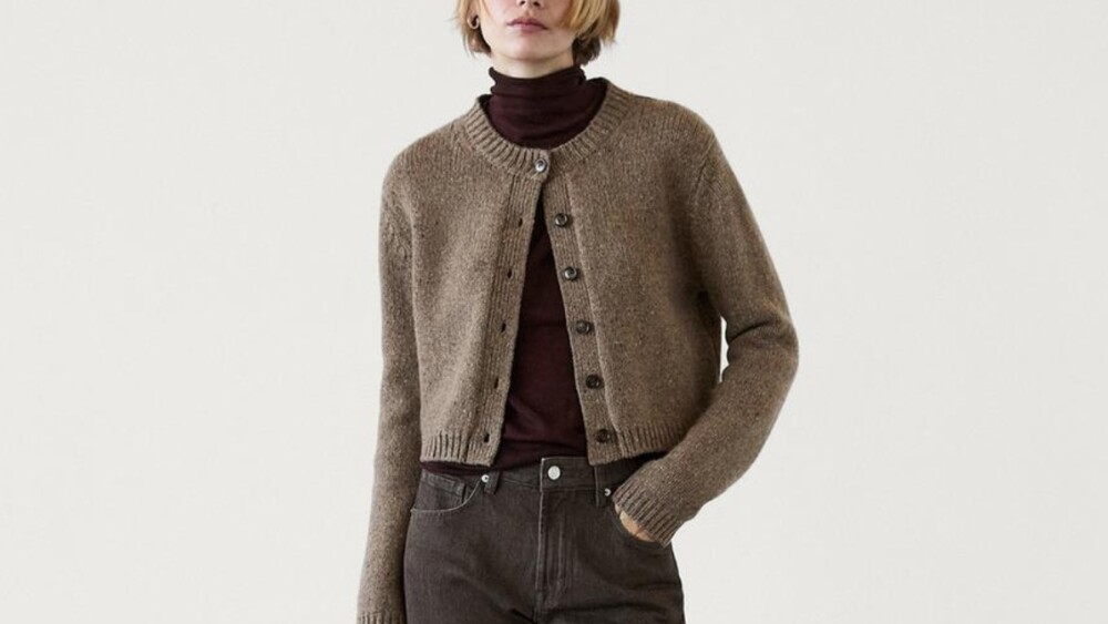 El cárdigan corto y fuzzy de Salma Hayek en los 90 es mi nueva adicción de moda invernal