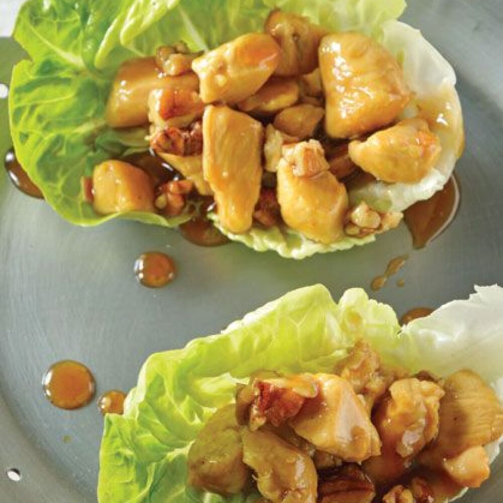 Tacos de lechuga con pollo asiático