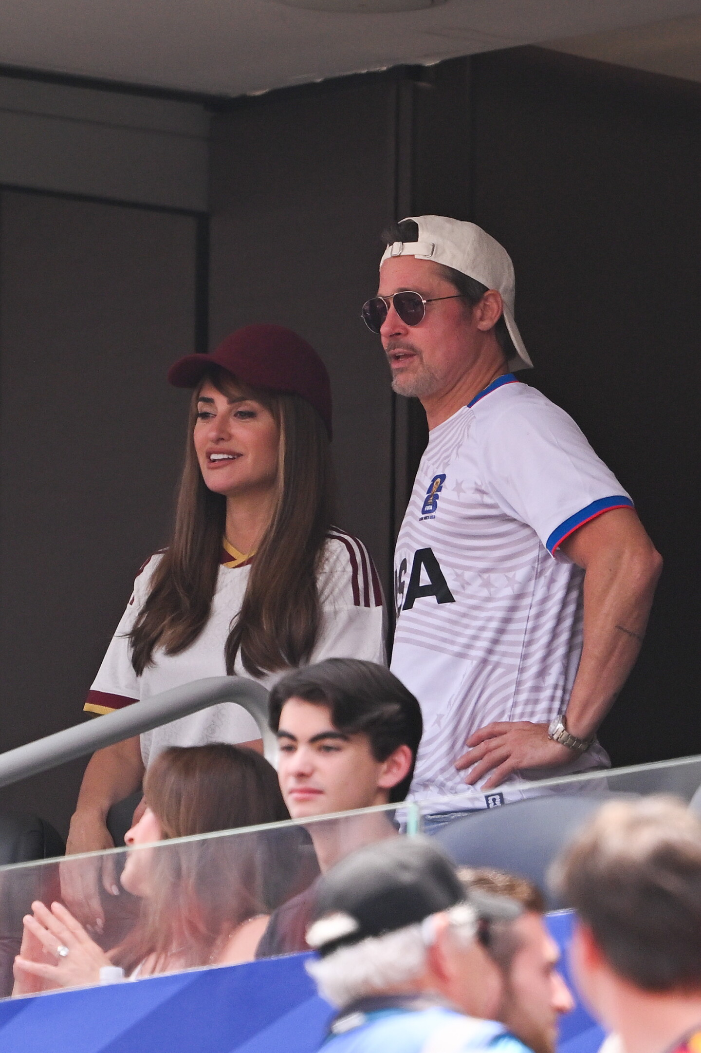 Pen lope Cruz Y Brad Pitt Sorprenden Al Asistir Al Partido Espa a Vs pen-lope-cruz-y-brad-pitt-sorprenden-al-asistir-al-partido-espa-a-vs
