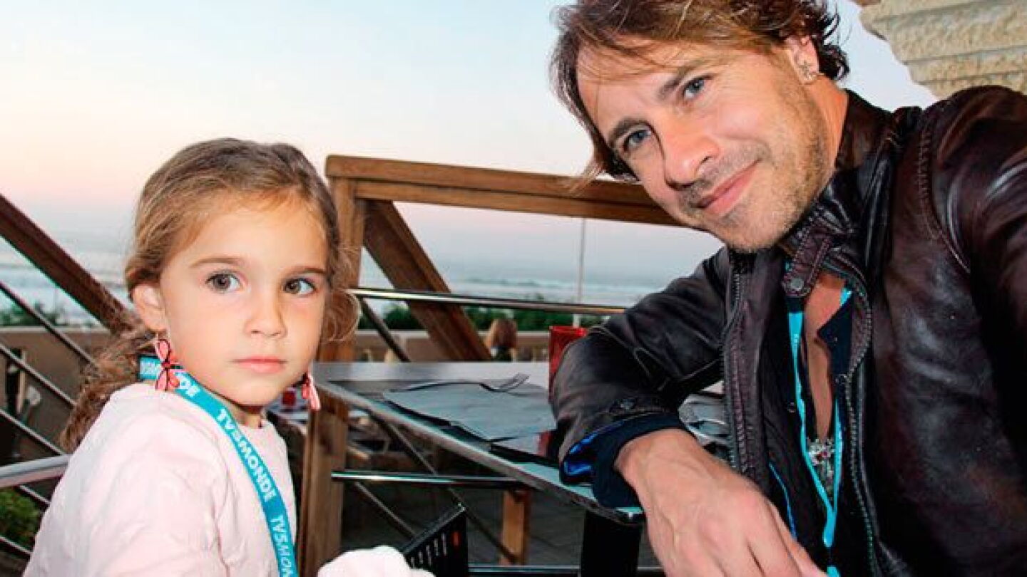 Carlos Gascón visitó Francia con su pequeña hija