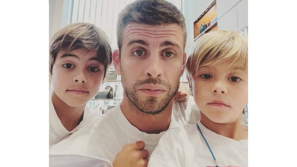 Gerard Piqué y sus hijos.jpg