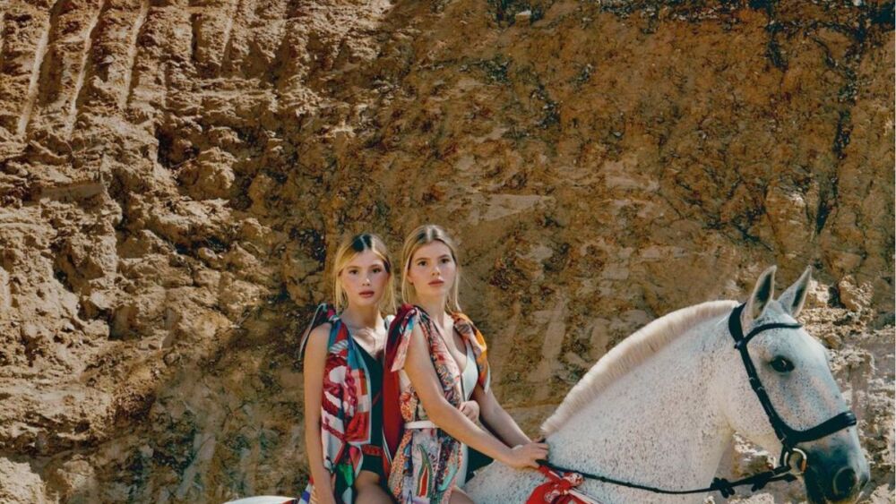 Victoria y cristina iglesias modelando.jpeg