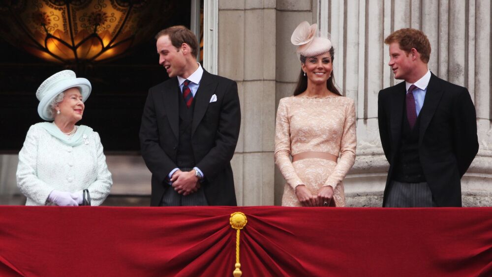 Isabel II implora a Catherine que ayude a Harry