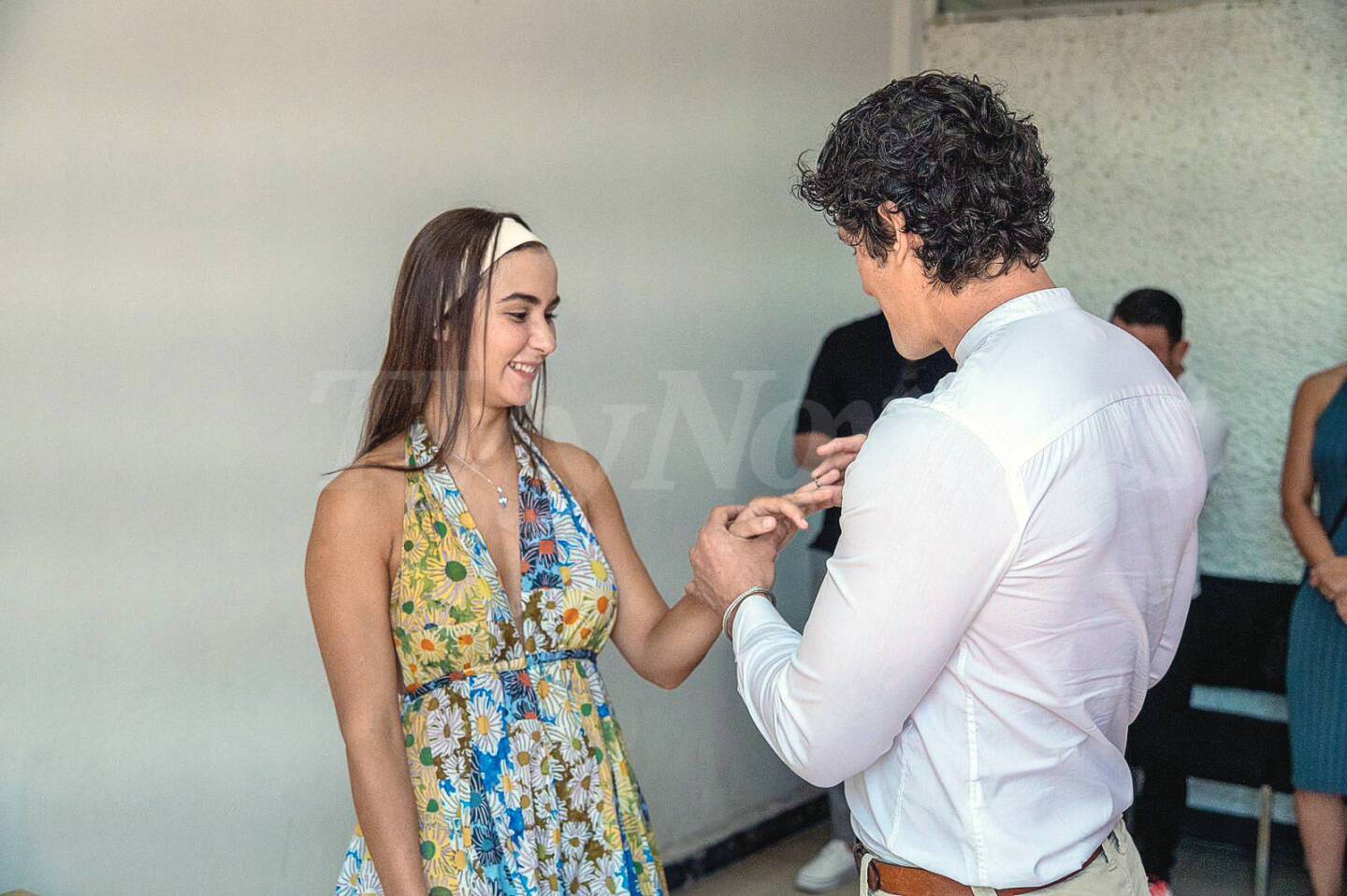 Julia-Urbini-y-Francisco-Pizaña-se-dieron-el-sí-acepto.jpg
