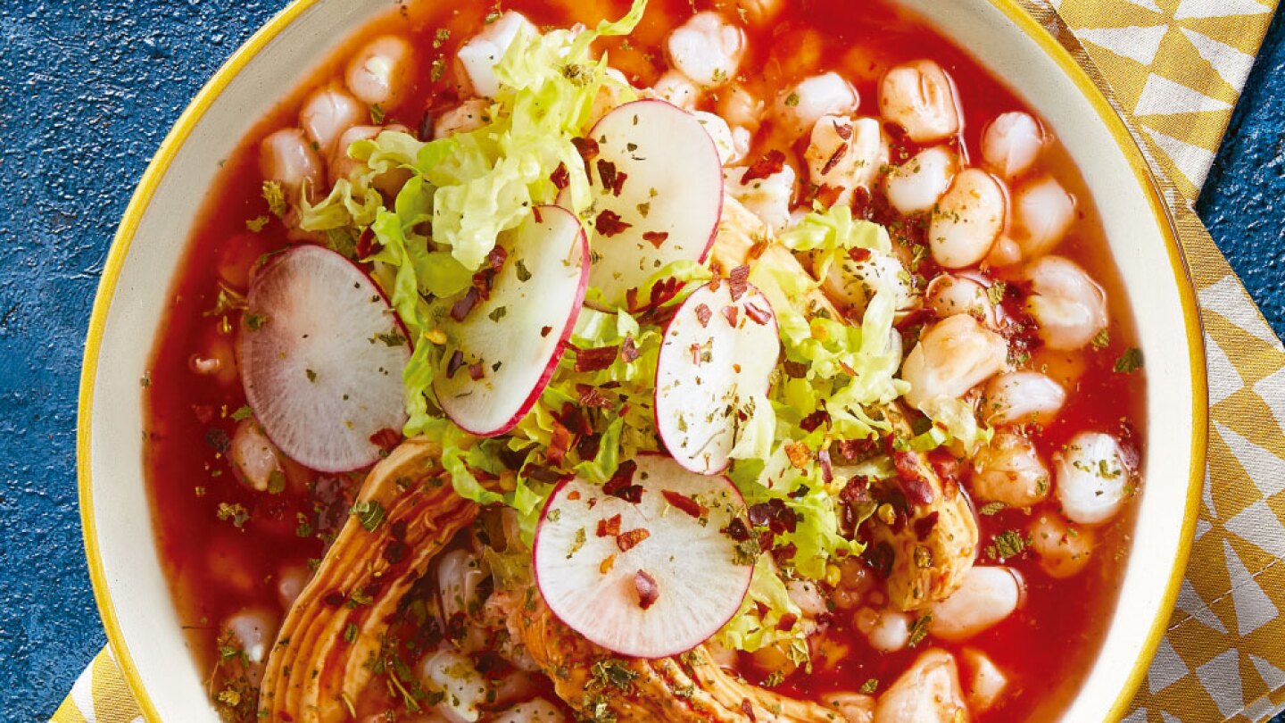 Pozole rojo de pollo