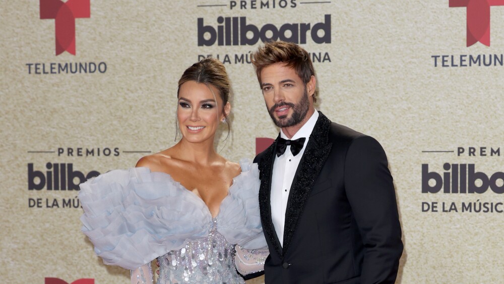 Elizabeth Gutiérrez y William Levy en los Premios Billboard 2021.