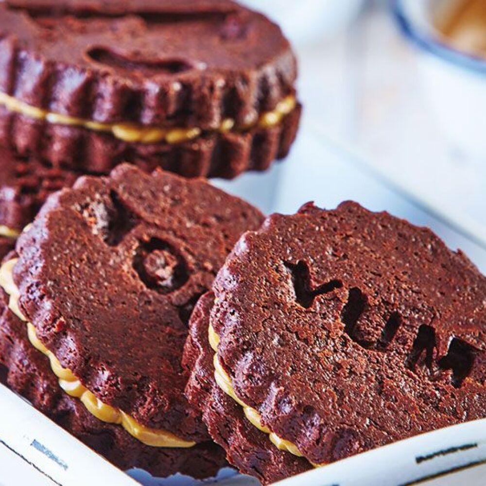 Galletas de chocolate rellenas de crema de cacahuate