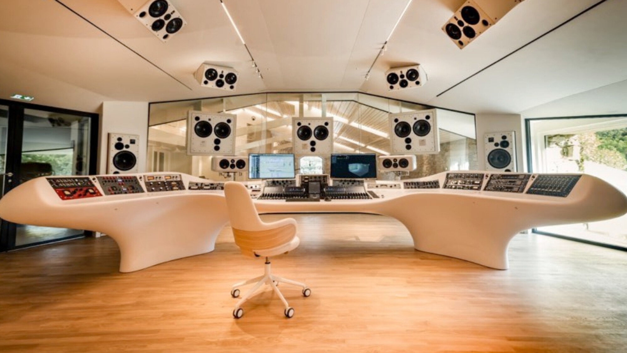 Así es Château Miraval, el castillo que encendió la discordia entre ...