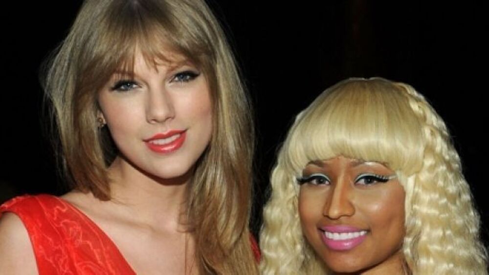 Swifties hacen una obra de arte gigantesca de Taylor Swift en un campo de maíz